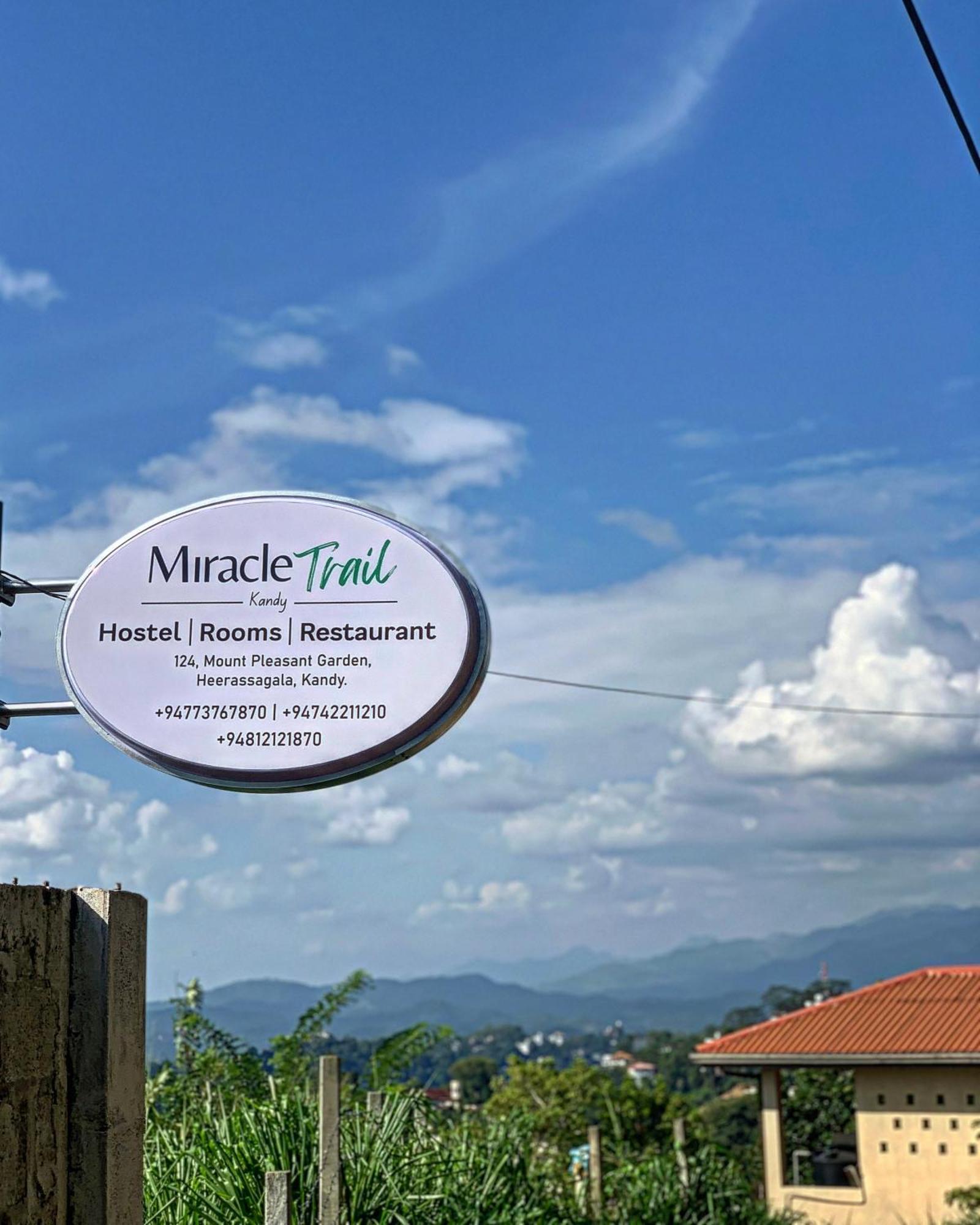 Miracle Trail Kandy Hostel Buitenkant foto